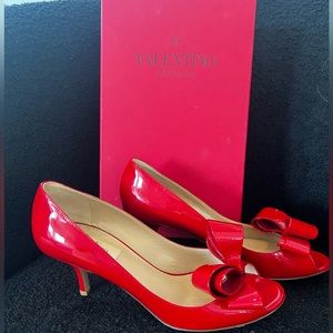 Valentino Garavani Red ❤️ Bow Size 39 Kitten Heels.
